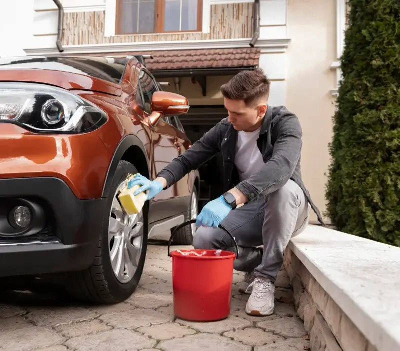 Lavage auto à domicile Les Artigues-de-Lussac : professionnel intervenant sur un véhicule